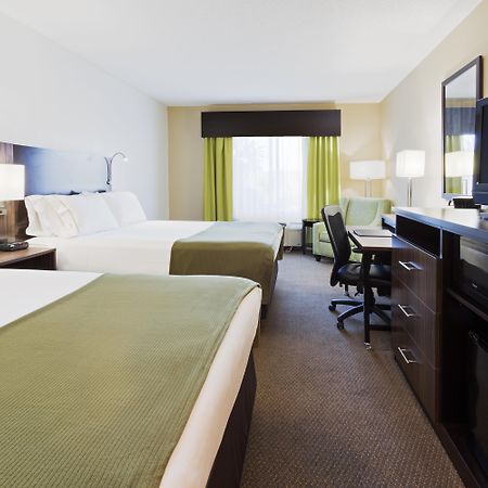 Holiday Inn Express And Suites Tampa I-75 At Bruce B. Downs By Ihg Exterior foto