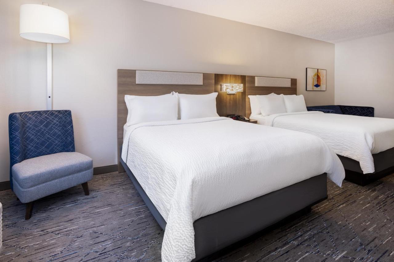 Holiday Inn Express And Suites Tampa I-75 At Bruce B. Downs By Ihg Exterior foto