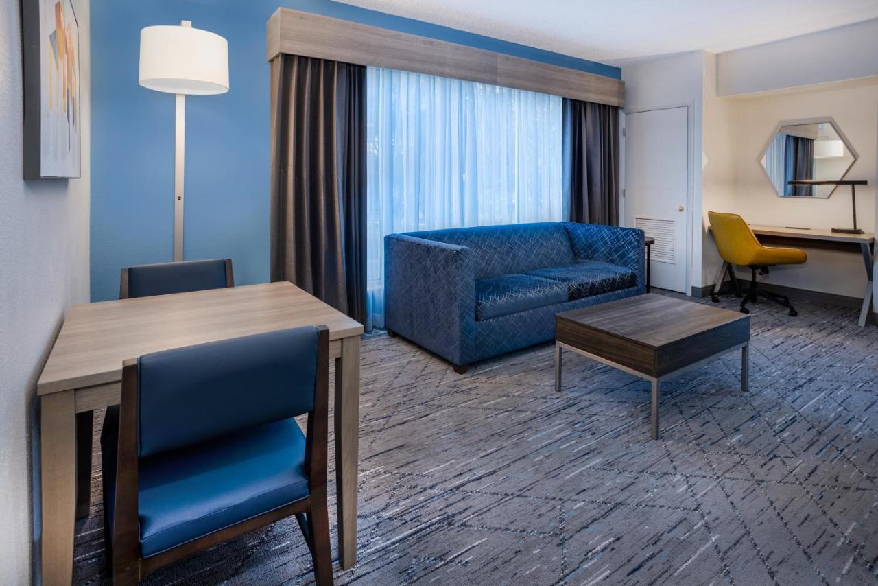 Holiday Inn Express And Suites Tampa I-75 At Bruce B. Downs By Ihg Exterior foto