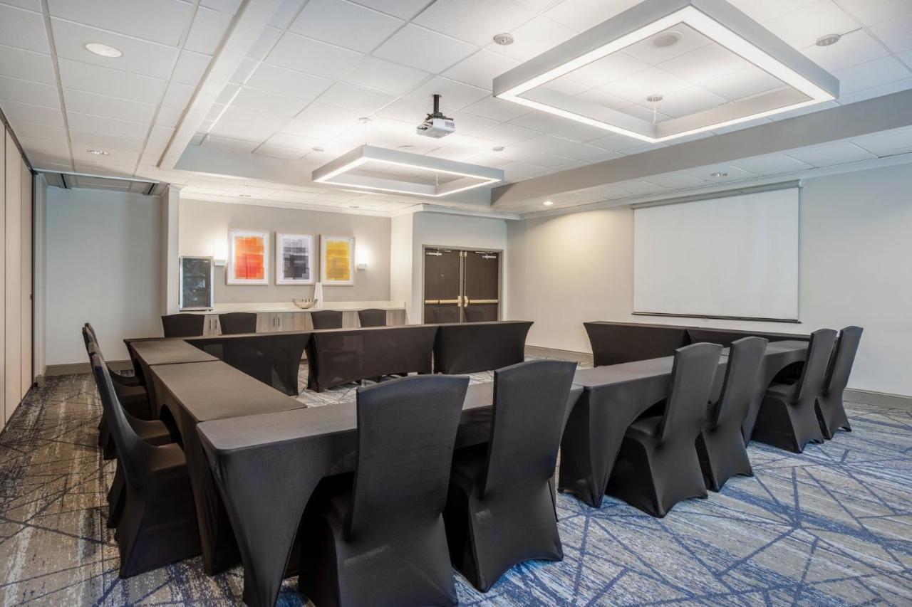 Holiday Inn Express And Suites Tampa I-75 At Bruce B. Downs By Ihg Exterior foto