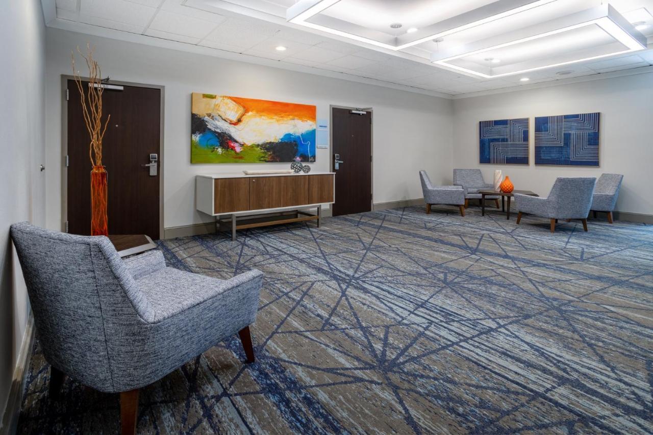 Holiday Inn Express And Suites Tampa I-75 At Bruce B. Downs By Ihg Exterior foto