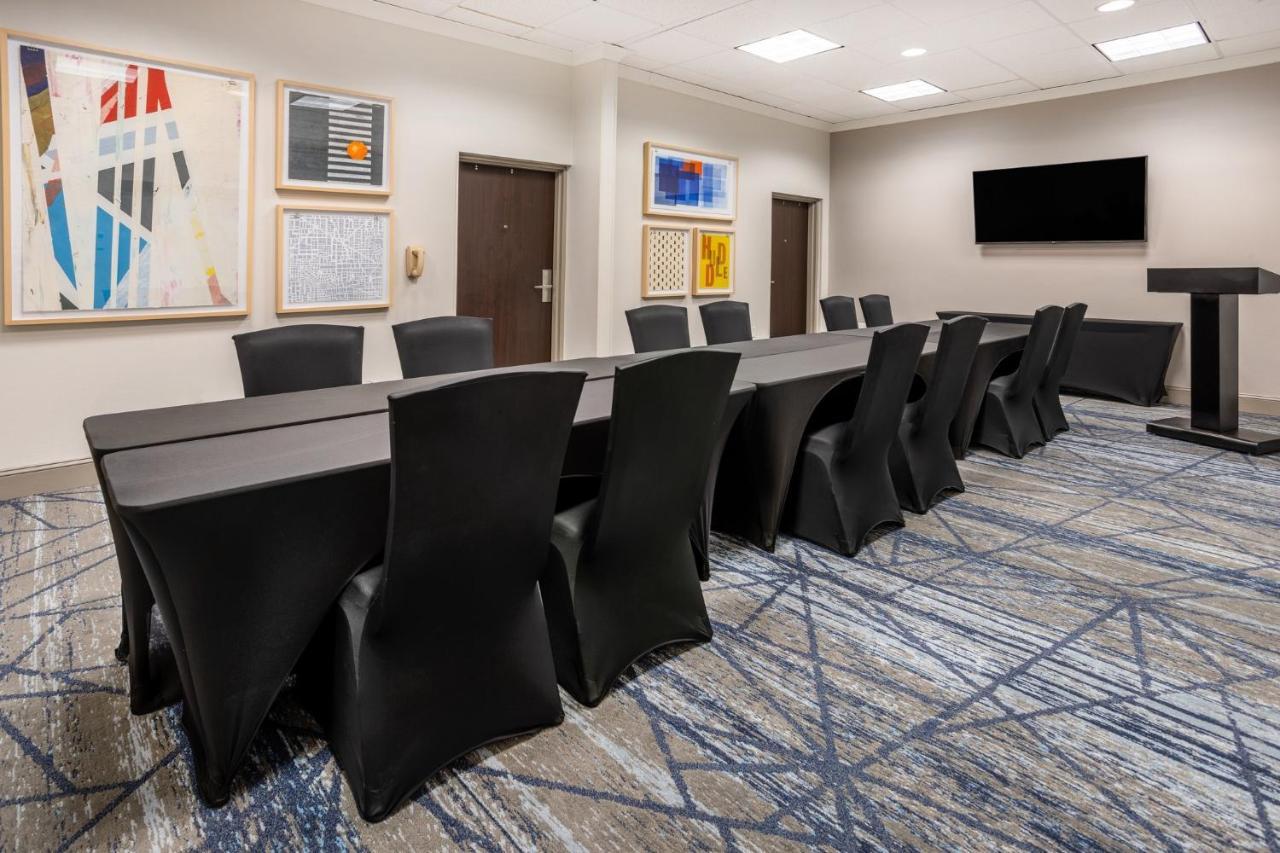Holiday Inn Express And Suites Tampa I-75 At Bruce B. Downs By Ihg Exterior foto