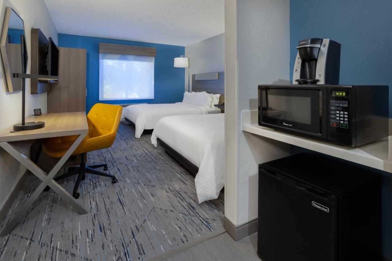 Holiday Inn Express And Suites Tampa I-75 At Bruce B. Downs By Ihg Exterior foto