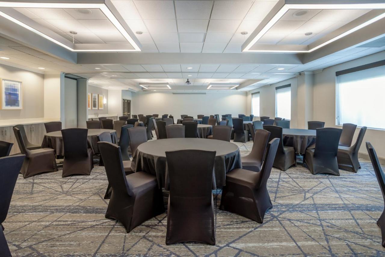 Holiday Inn Express And Suites Tampa I-75 At Bruce B. Downs By Ihg Exterior foto