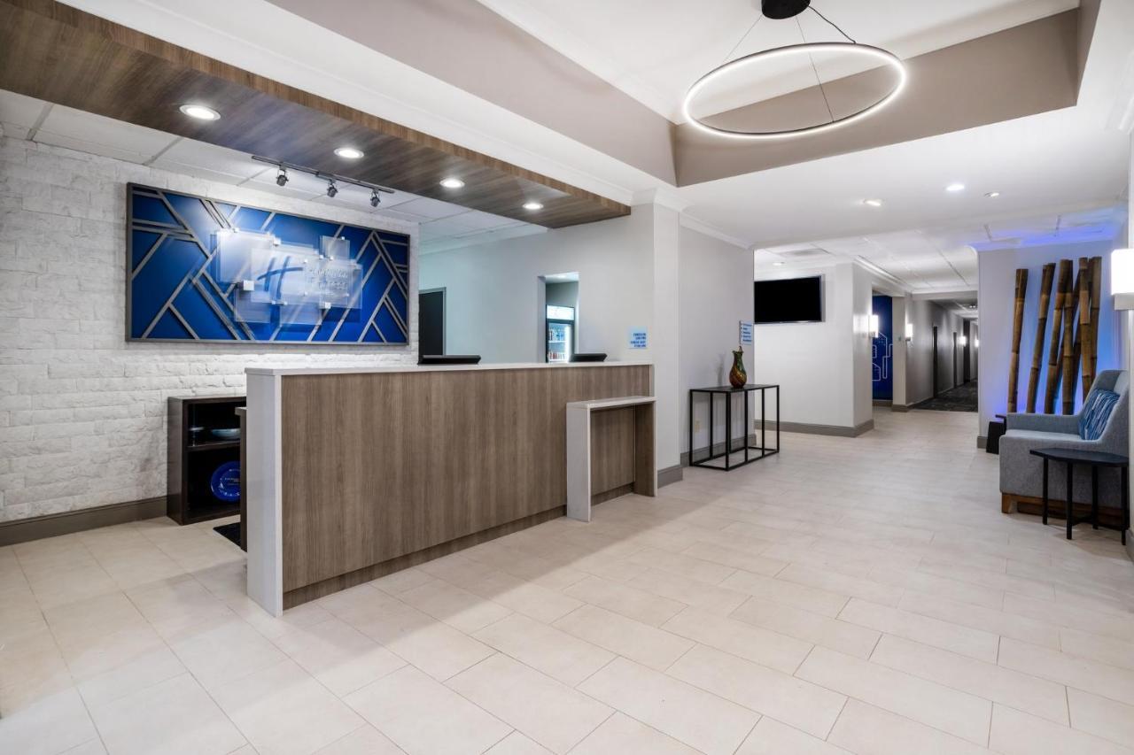 Holiday Inn Express And Suites Tampa I-75 At Bruce B. Downs By Ihg Exterior foto