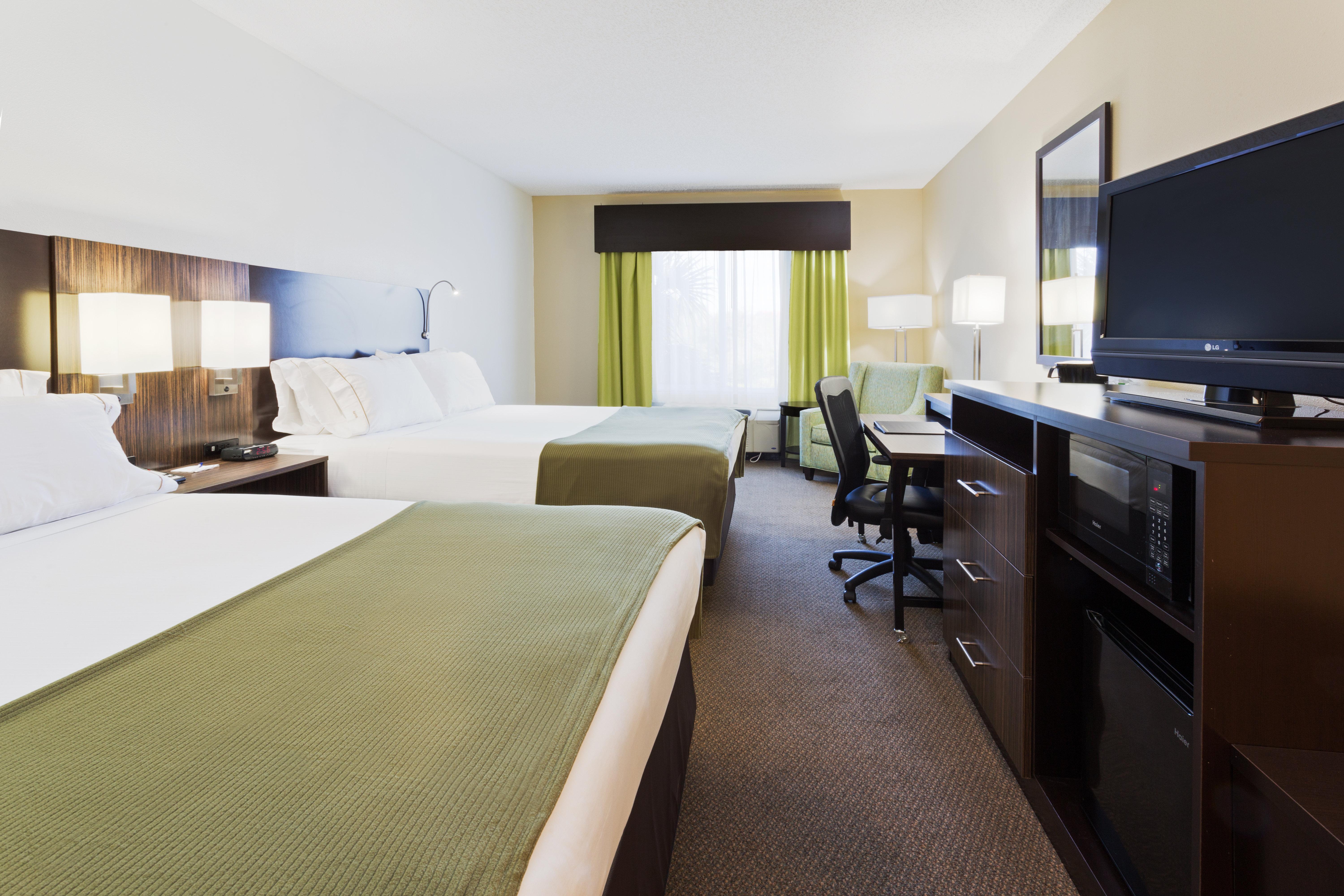 Holiday Inn Express And Suites Tampa I-75 At Bruce B. Downs By Ihg Exterior foto