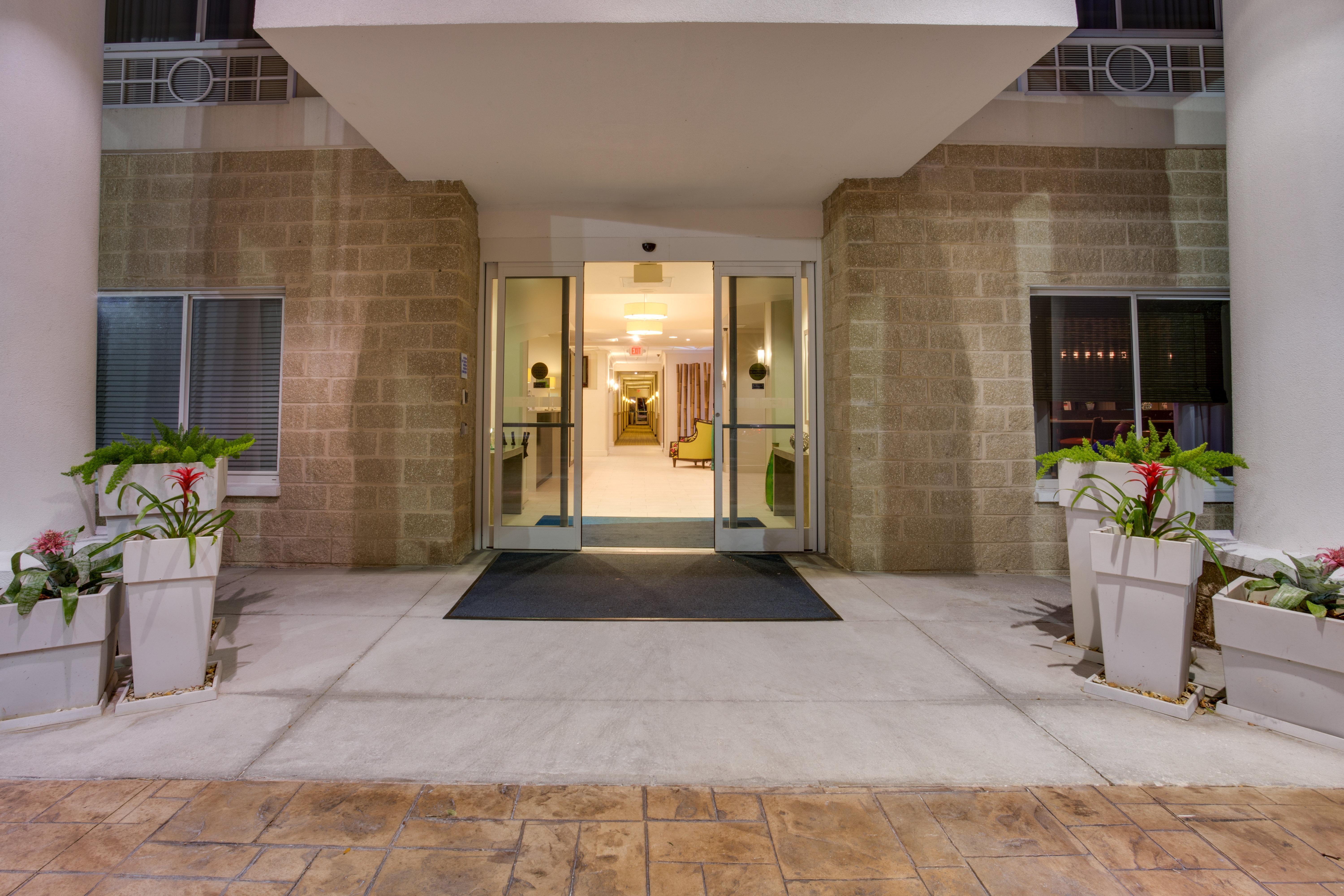 Holiday Inn Express And Suites Tampa I-75 At Bruce B. Downs By Ihg Exterior foto