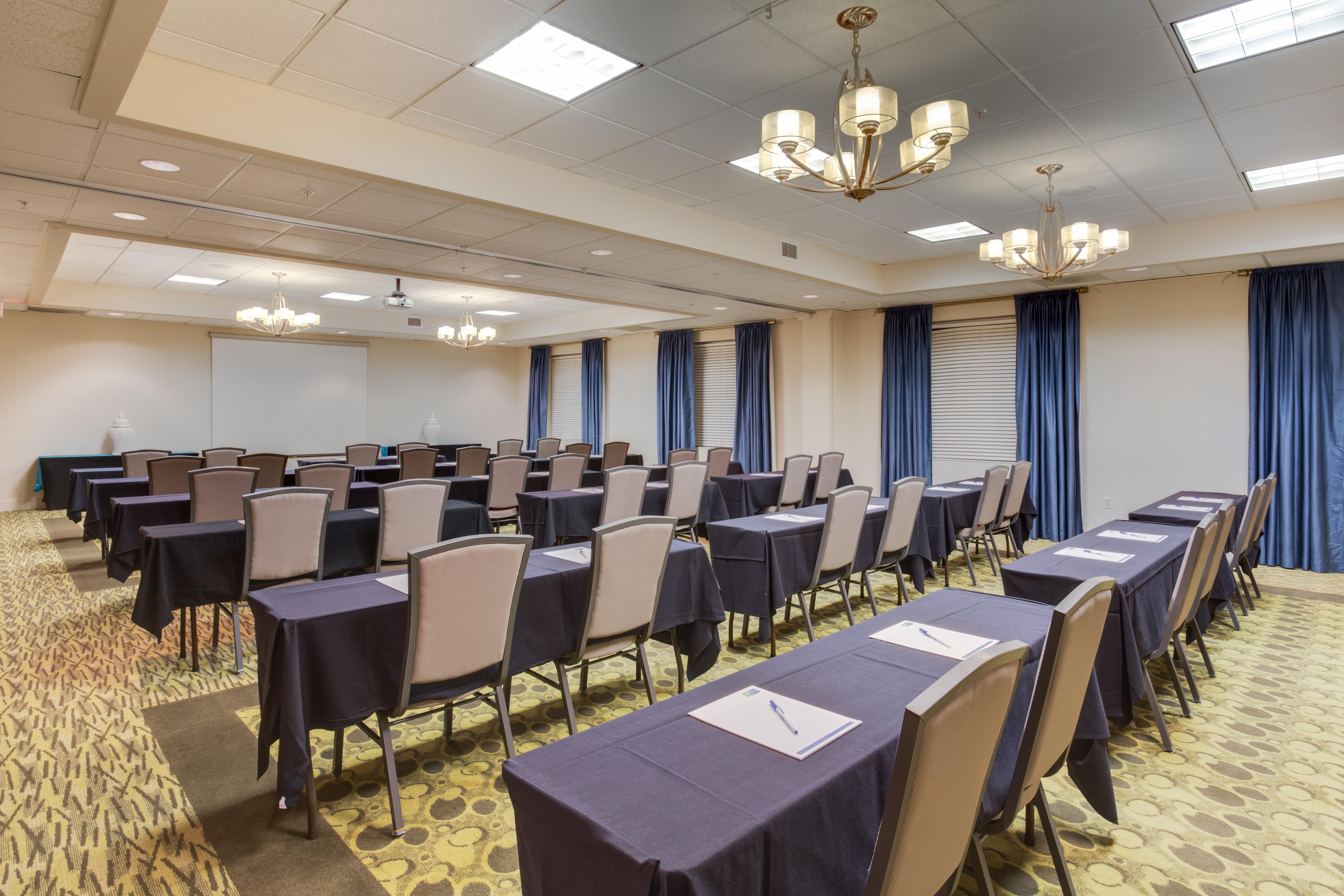 Holiday Inn Express And Suites Tampa I-75 At Bruce B. Downs By Ihg Exterior foto